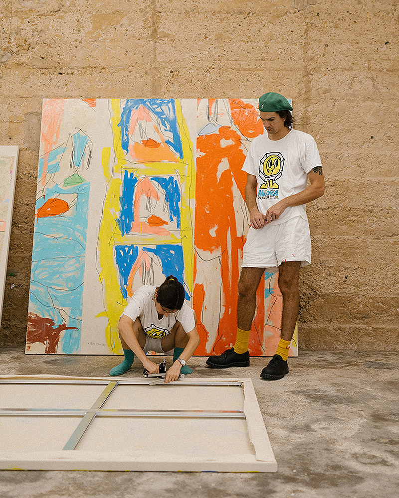 Los artistas Maite y Manuel montando una exposición