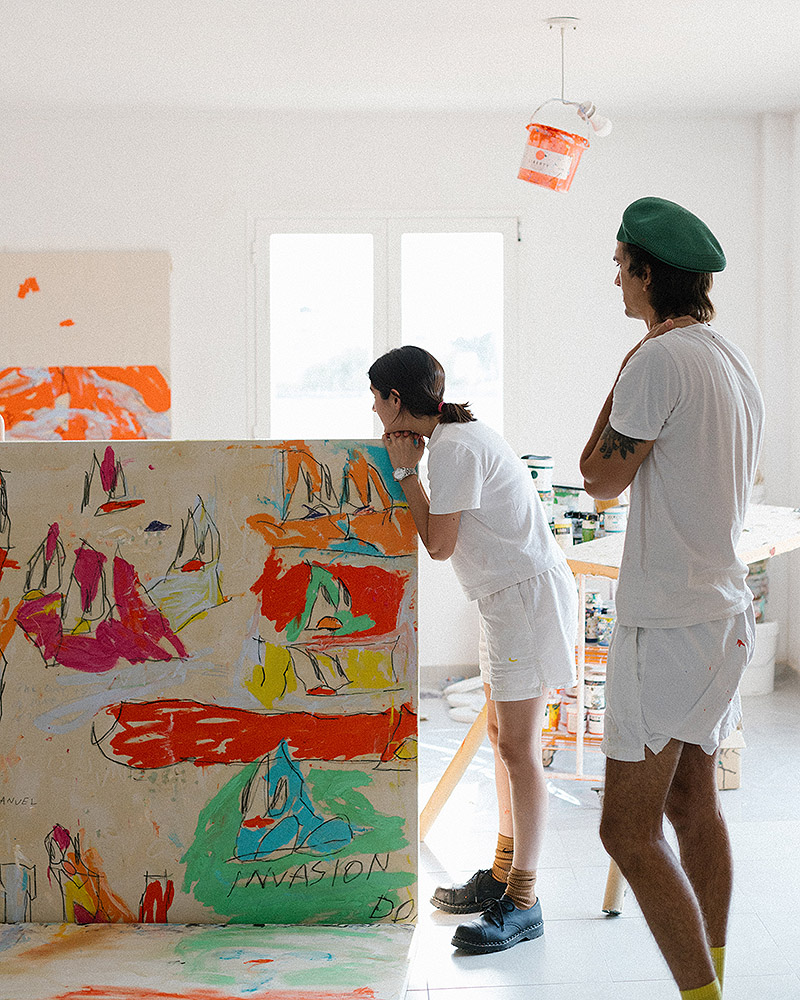 Los artistas Maite y Manuel montando una exposición