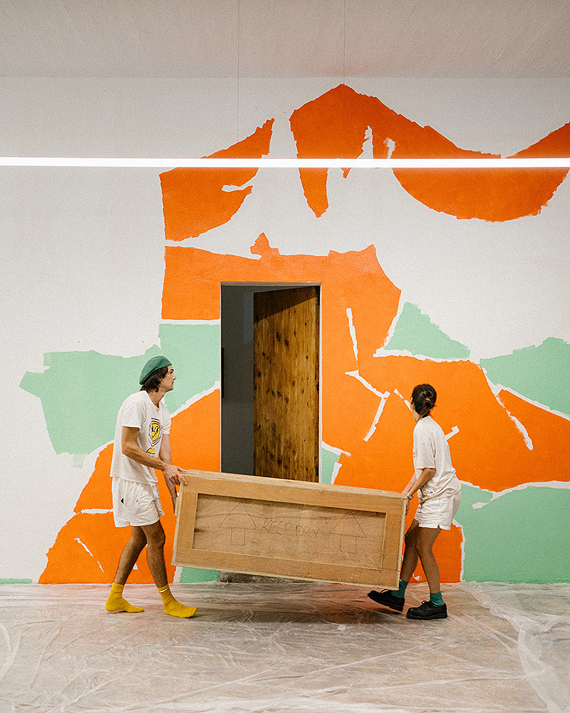 Los artistas Maite y Manuel montando una exposición