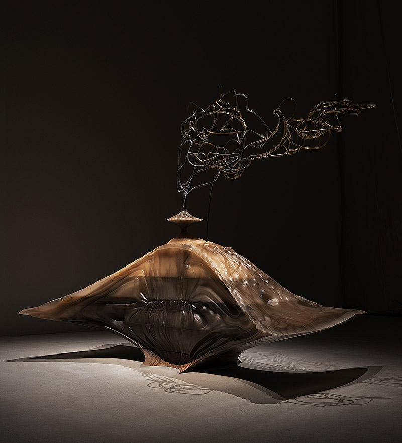 Primer plano de una de las esculturas con forma vegetal