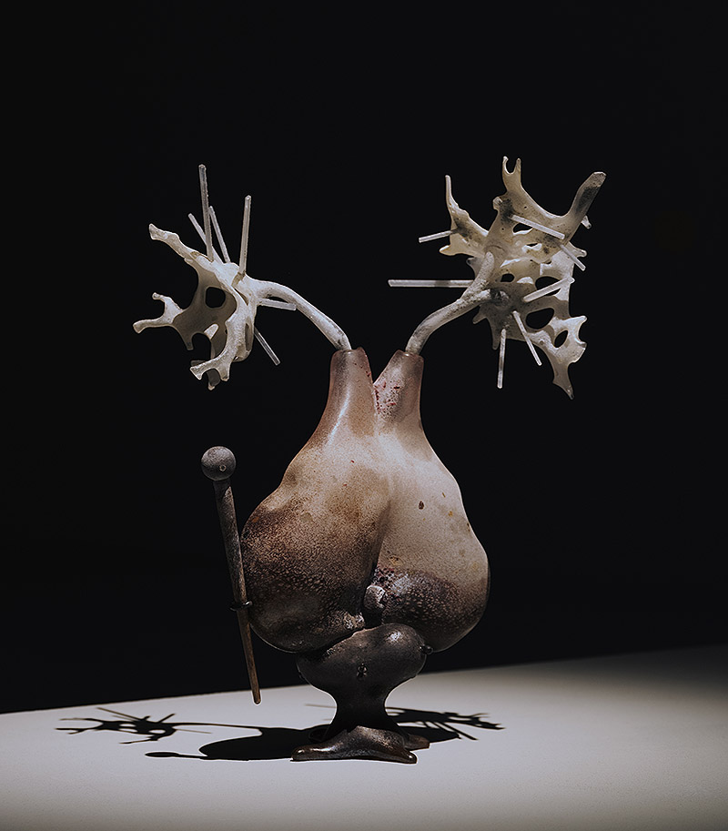 Primer plano de una escultura con forma vegetal.