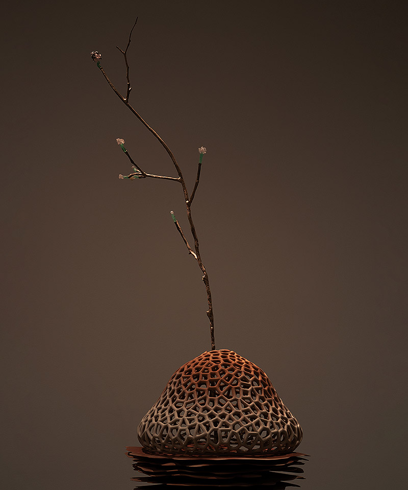 Vista de una pieza de la exposición con base de panal de abeja.