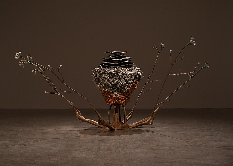 Primer plano de una de las esculturas con forma vegetal