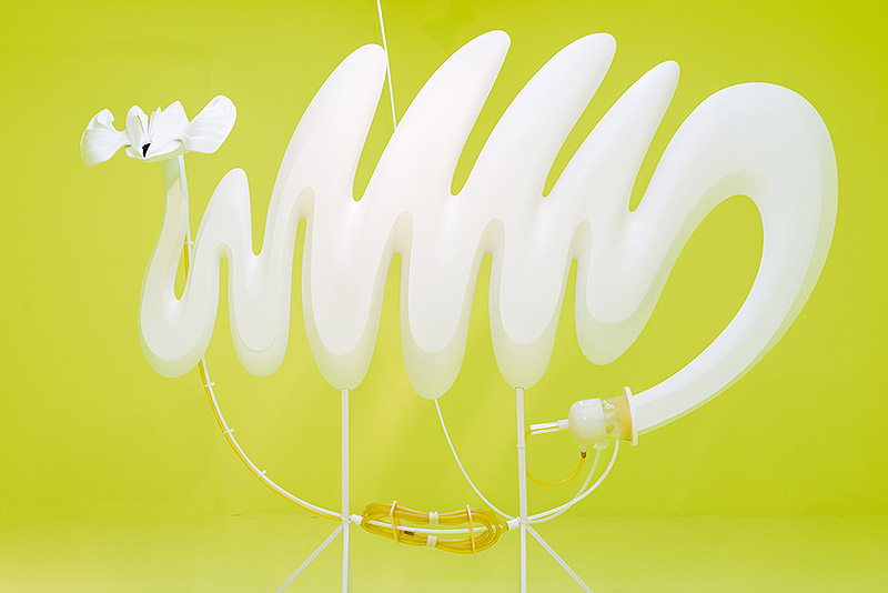 Vista de una escultura blanca de la exposición con fondo amarillo