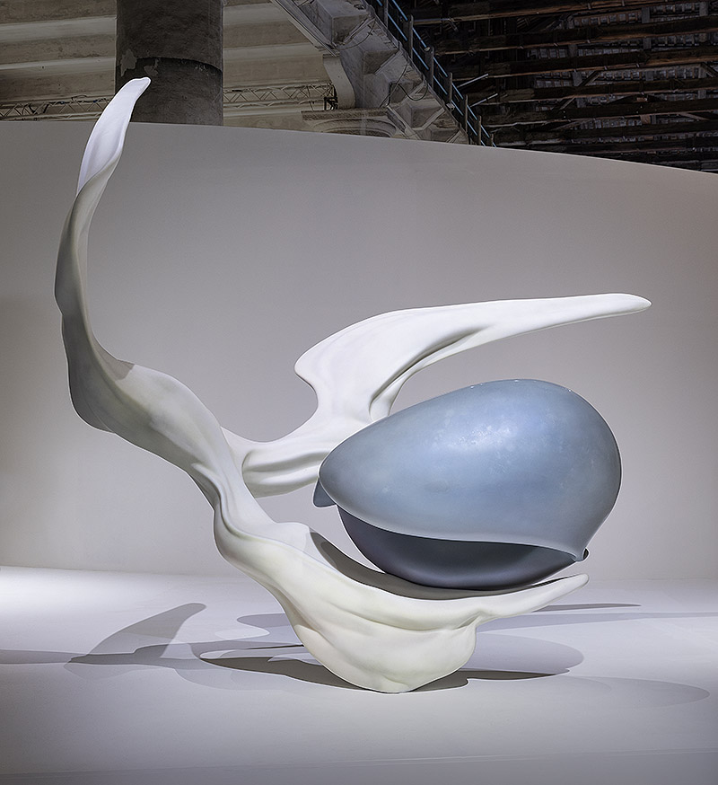 Vista de una escultura en formas blancas