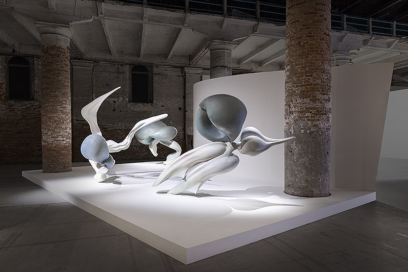 foto de instalacion con esculturas blancas de formas orgánicas