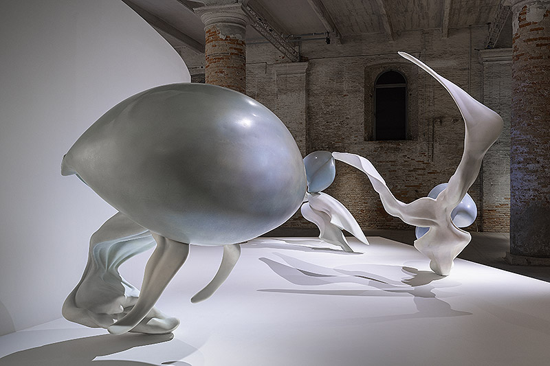 Vista de una instalación con esculturas blancas