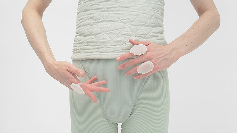 Imágenes de Oracle de Mit Borrás, performer vestido en color verde pastel