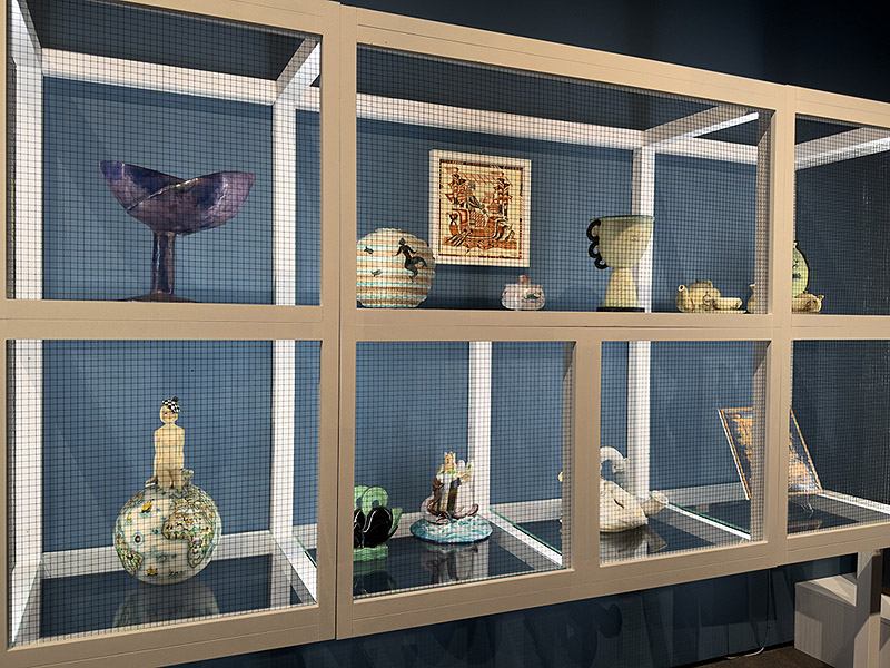 Vista de estanterías con retos marinos.