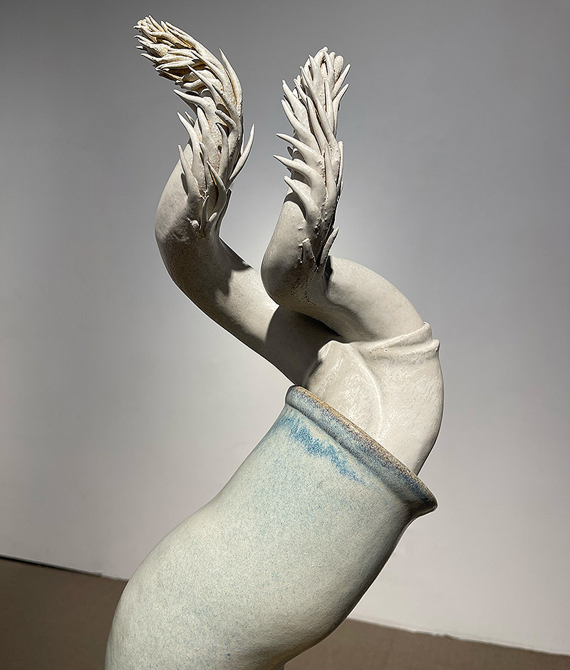 Vista de una escultura en forma de alas