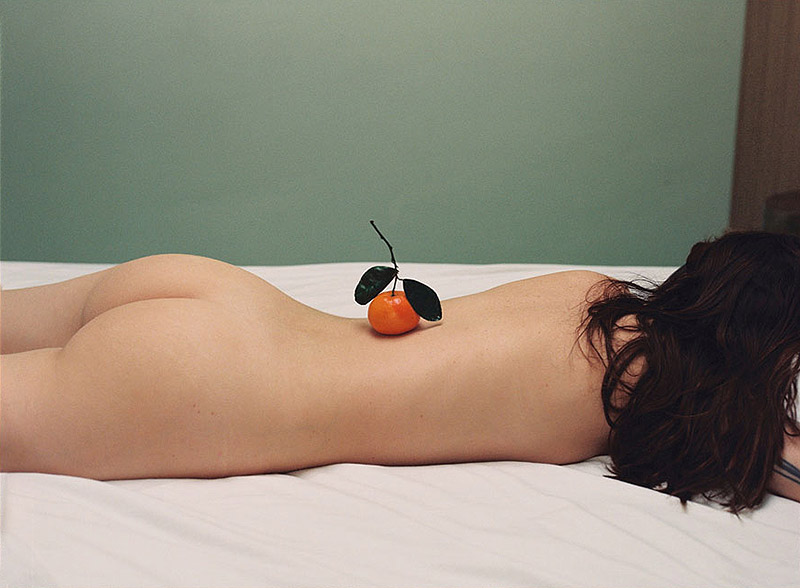 Moments Festival 2025: mujer tumbada desnuda con una mandarina en la espalda