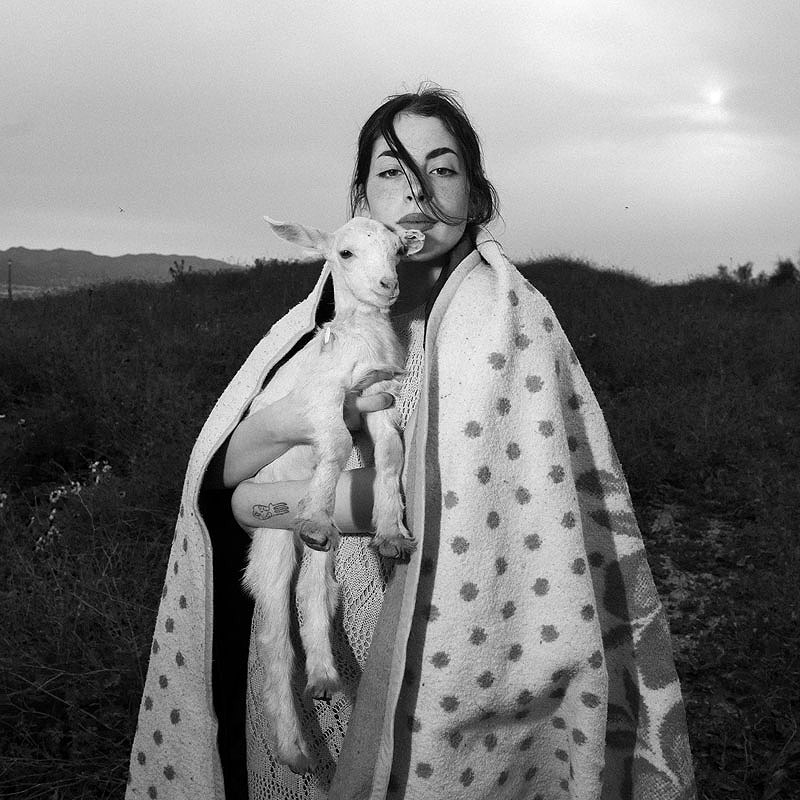 Moments Festival 2025: mujer con cordero