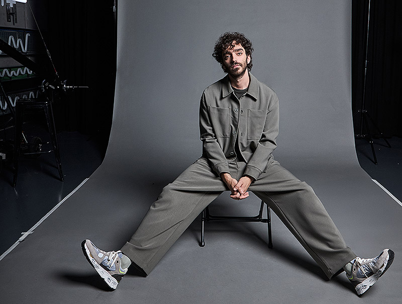 retrato del actor Nacho Sánchez con motivo de la serie El Centro