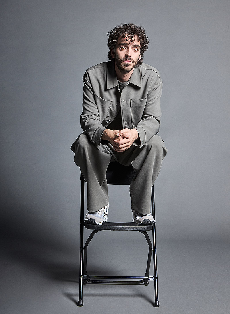 retrato del actor Nacho Sánchez con motivo de la serie El Centro