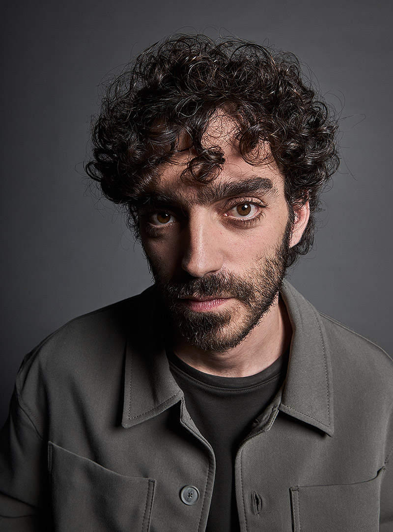 retrato del actor Nacho Sánchez con motivo de la serie El Centro