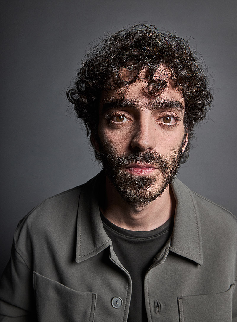 retrato del actor Nacho Sánchez con motivo de la serie El Centro