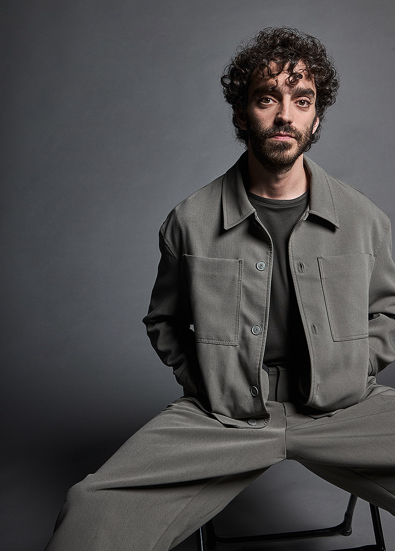 retrato del actor Nacho Sánchez con motivo de la serie El Centro