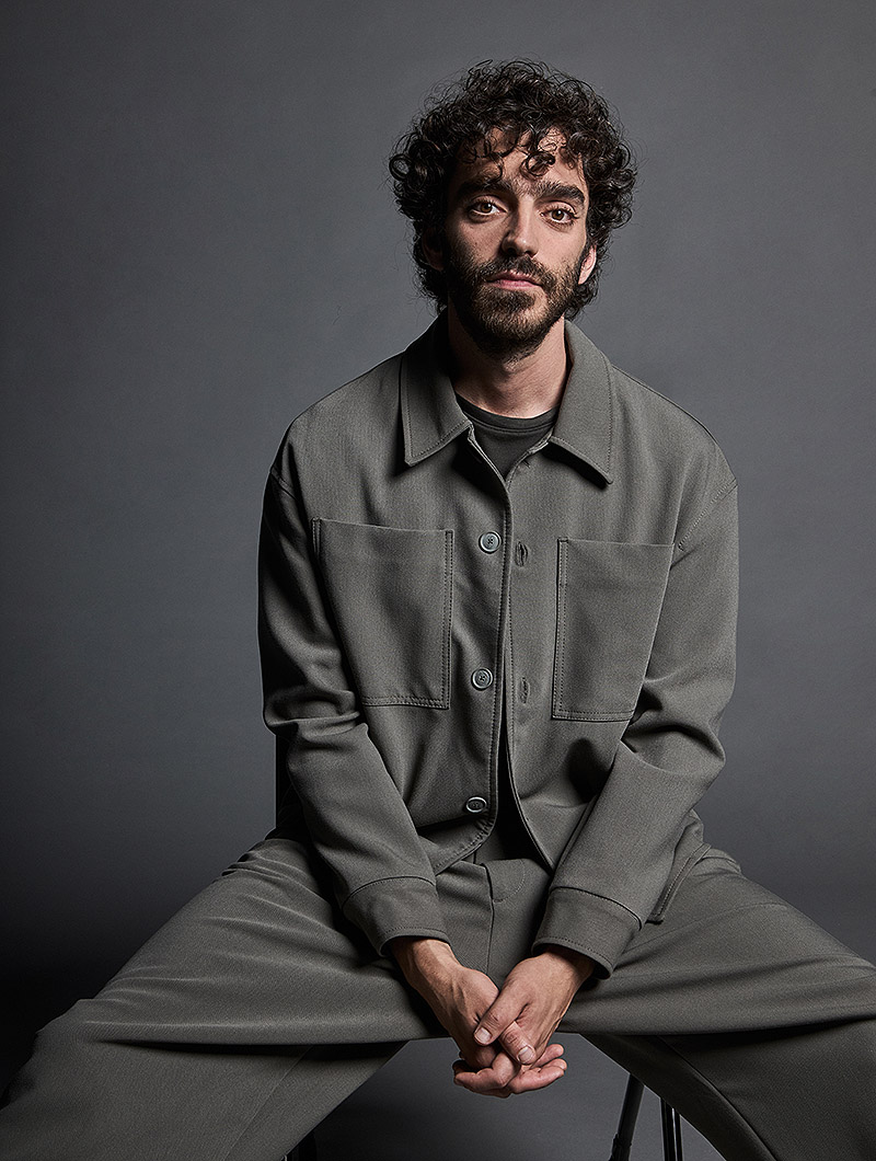 retrato del actor Nacho Sánchez con motivo de la serie El Centro