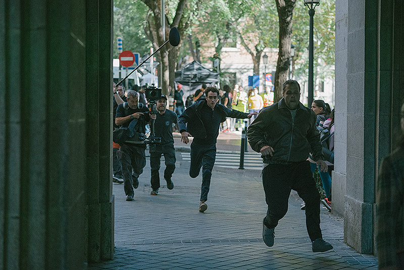 retrato del actor Nacho Sánchez con motivo de la serie El Centro