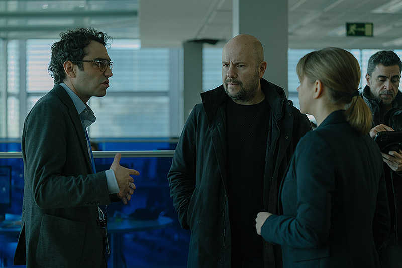 retrato del actor Nacho Sánchez con motivo de la serie El Centro