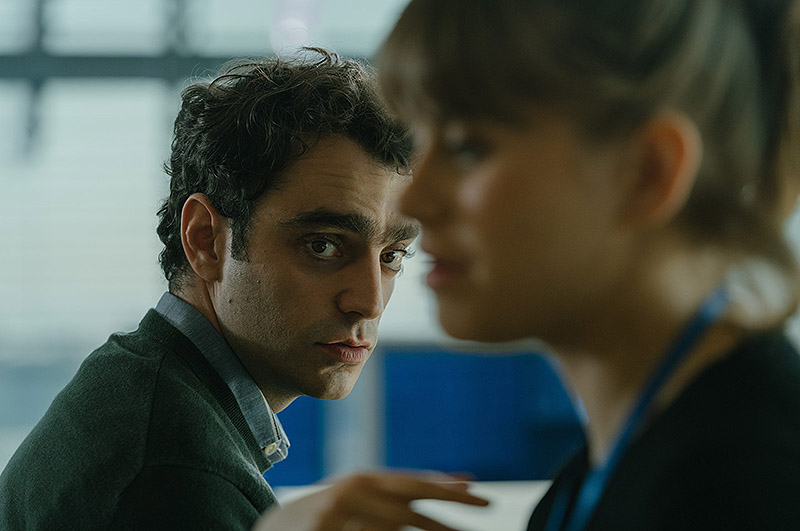 retrato del actor Nacho Sánchez con motivo de la serie El Centro