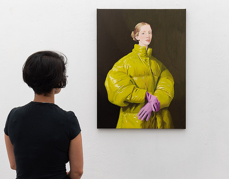 Nieves Gonzalez - mujer mirando un cuadro