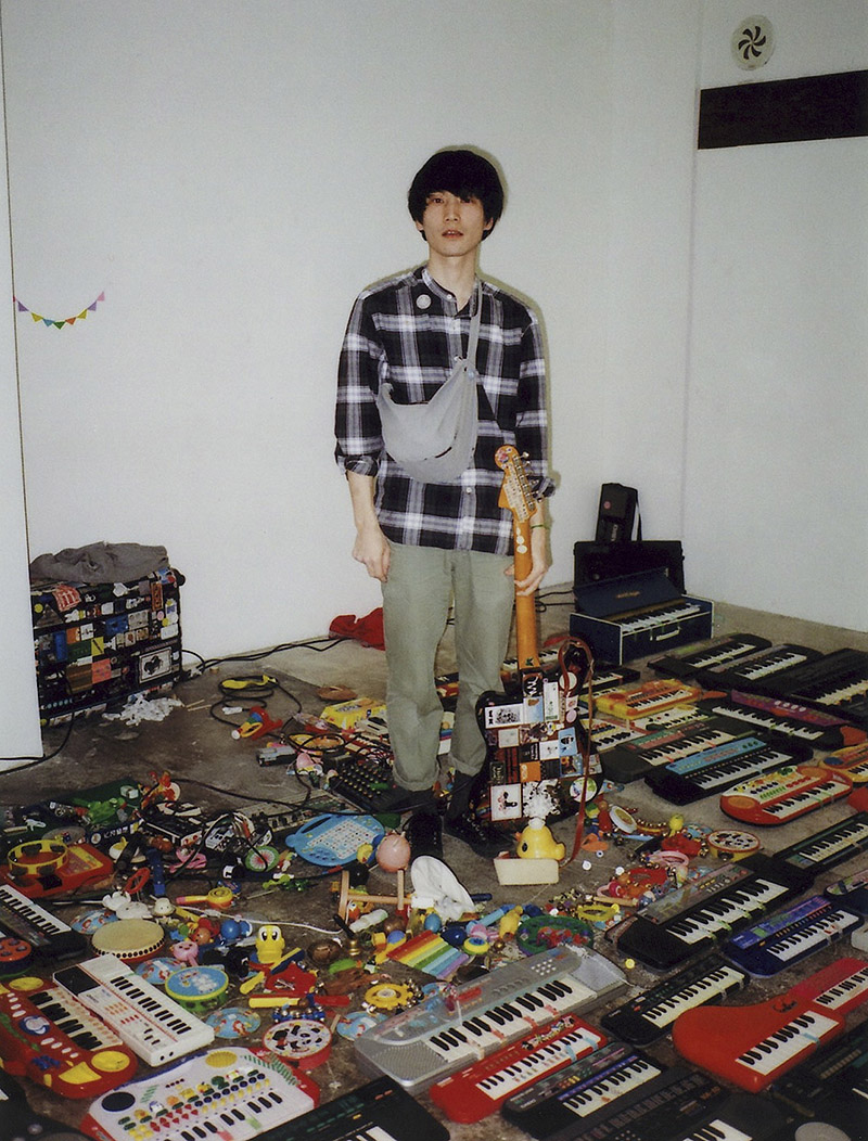 Offf Sevilla - chico rodeado de teclados