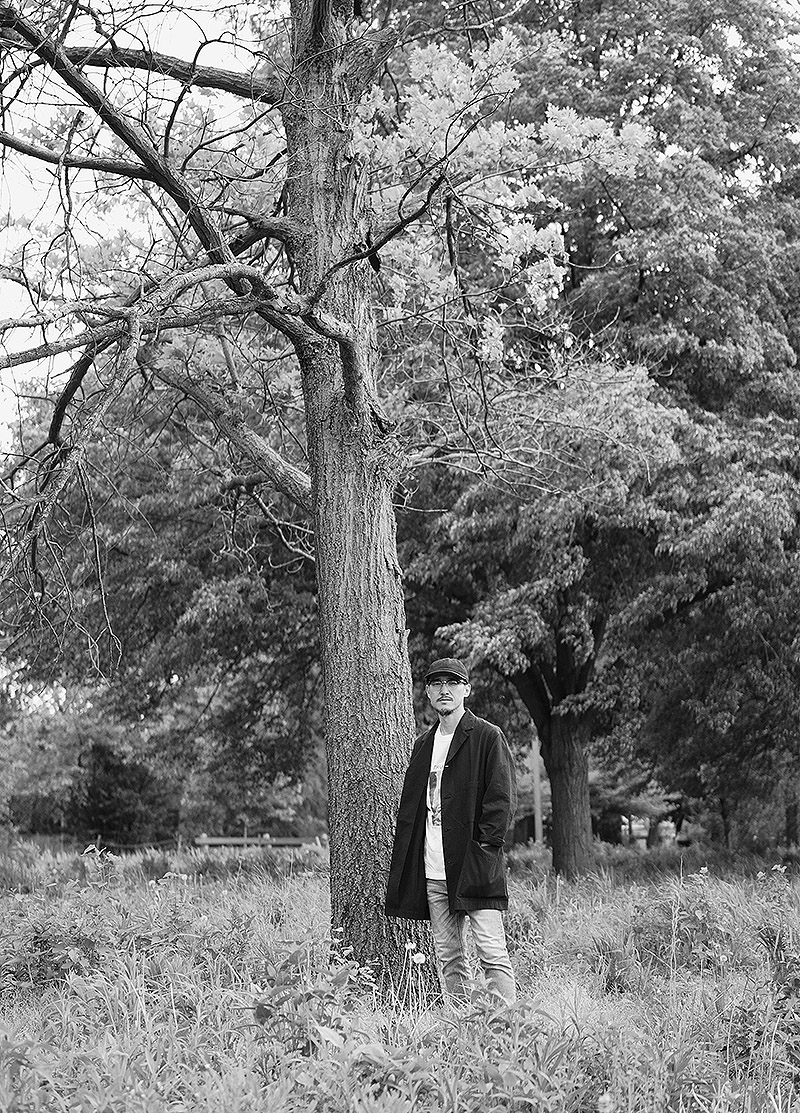 Offf Sevilla - retrato en blanco y negro de chico con arbol