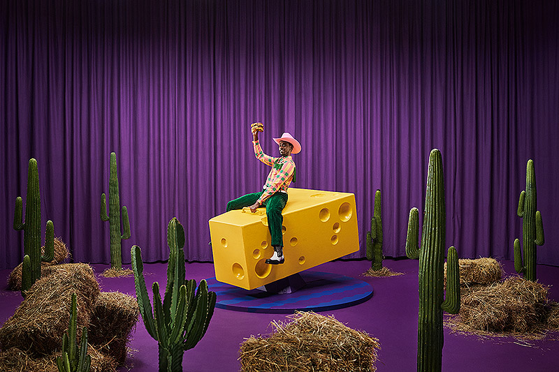 Offf Sevilla - vaquero montado sobre un trozo de queso