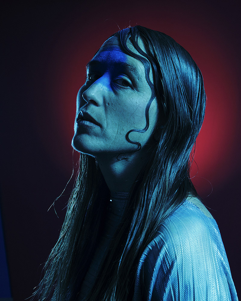 Offf Sevilla - retrato oscuro de mujer morena