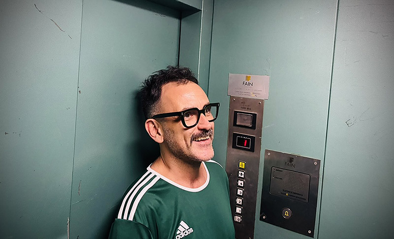 retrato de Pablo Messiez en un ascensor