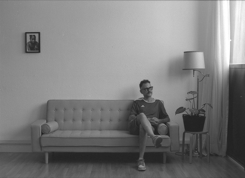 retrato de Pablo Messiez sentado en un sofá