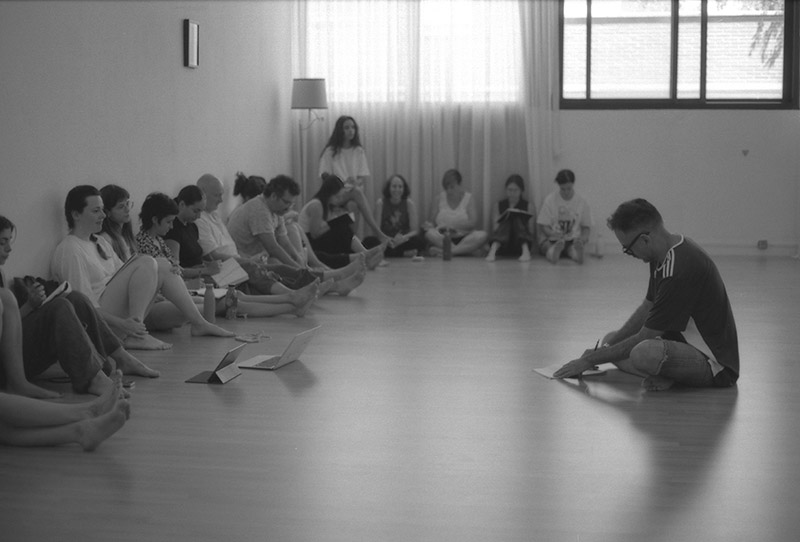 foto de Pablo Messiez en un ensayo