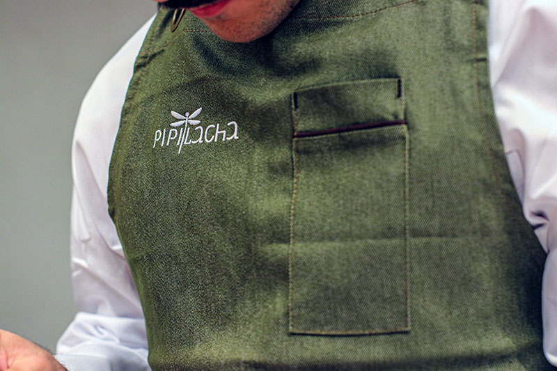 Detalle del mandil de Noé David en el restaurante Pipilacha