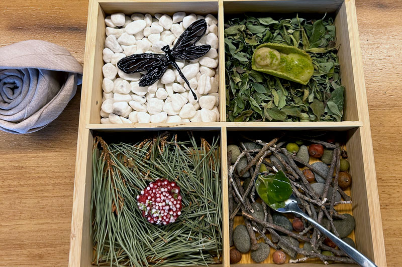 Caja de aperitivos sobre la barra del restaurante Pipilacha