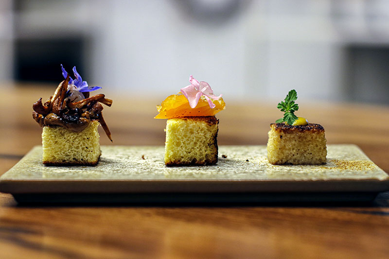 Trilogía de brioche, con flores de borraja, begonia y mandarina en restaurante Pipilacha