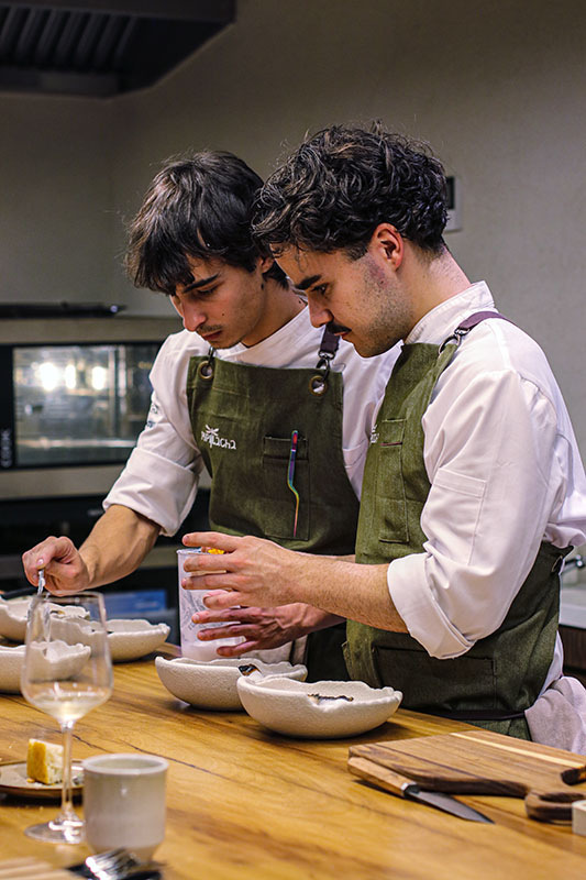 Los chefs Arán Rodrigo y Noé David en su restaurante Pipilacha