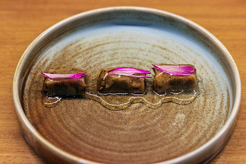 Puerro-cosmos, canelón de puerro y flor de cosmos en el restaurante Pipilacha