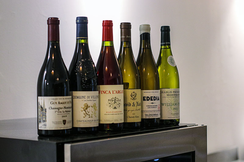 Sucesión de botellas de vino en el restaurante Pipilacha