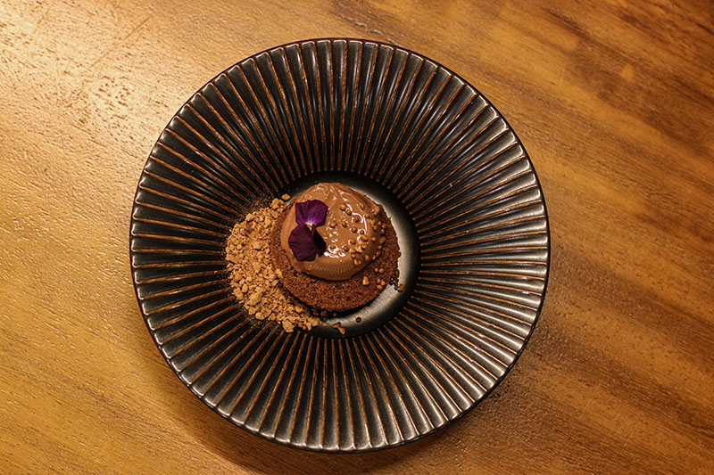 Negro-regaliz azteca, postre de chocolate genovés y regaliz azteca en el restaurante Pipilacha