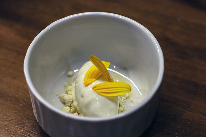 Blanco-tupinambo, postre de chocolate blanco cristalizado y helado de tupinambo en restaurante Pipilacha