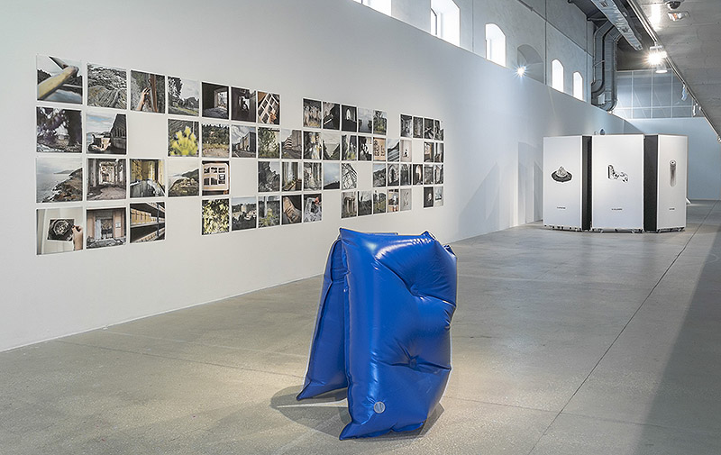 Vista general con escultura azul