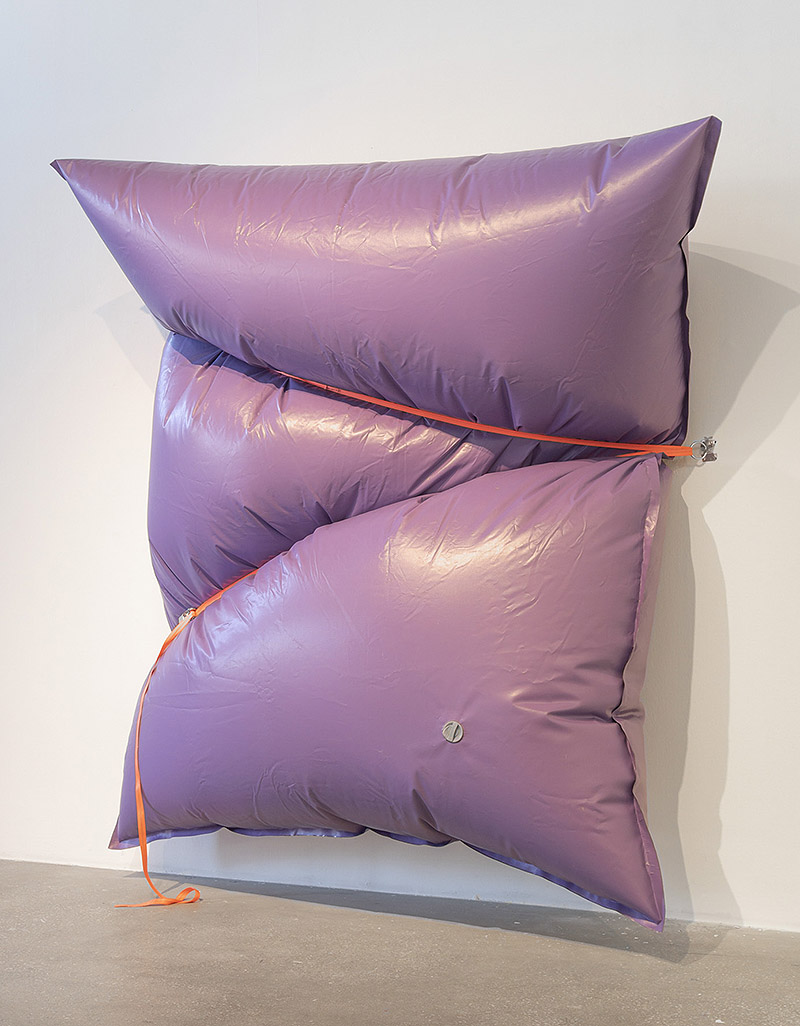 Vista de una pieza hinchable de color rosa puesta en la pared.