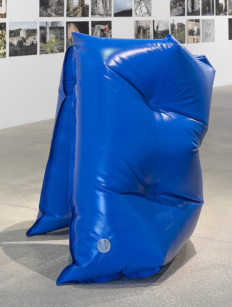 vista de una pieza hinchable de color azul