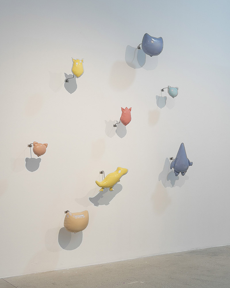 Esculturas de colores en la pared