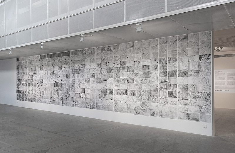 Vista de una pieza con muchas imágenes en blanco y negro.