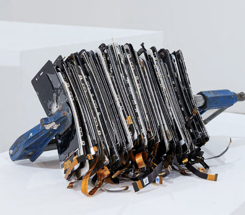 VP Hoteles - imagen de móviles rotos sujetos por un gancho