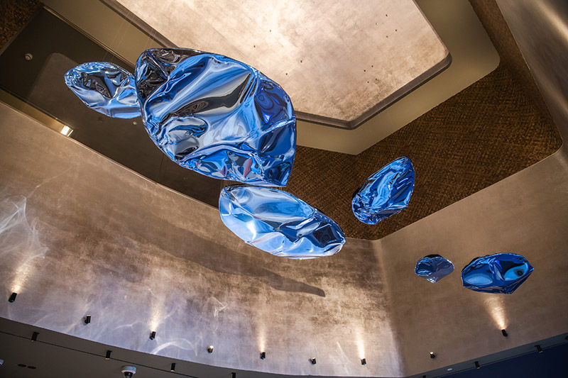 VP Hoteles - imagen de esculturas flotantes azules en el hall