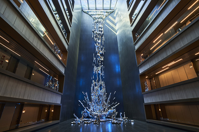 VP Hoteles - imagen de escultura de cascada en el hall
