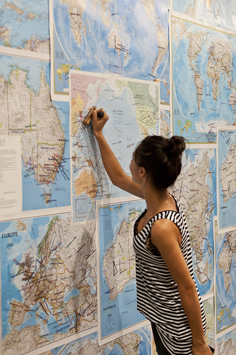 Yoko Ono. Insound and Instructure - foto de Yoko Ono mirando unos mapas